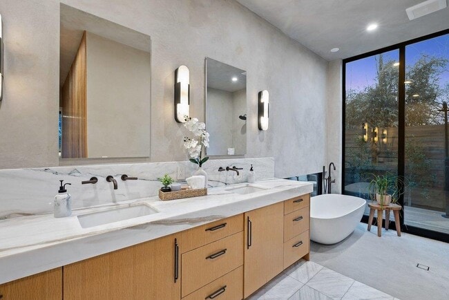 Building Photo - 910 W Johanna St