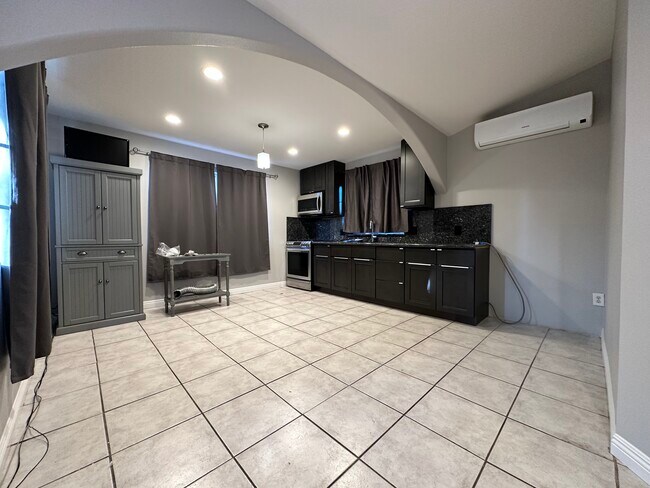 Open concept kitchen - 12020 Neenach St