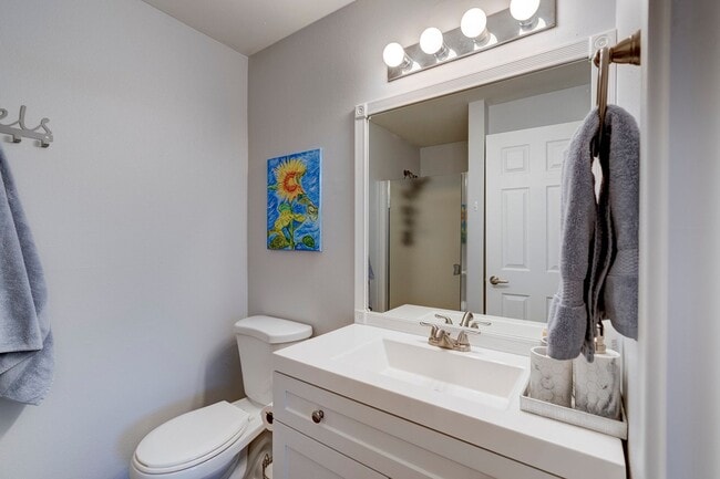 Building Photo - Second Story 2 bed 2 bath condo