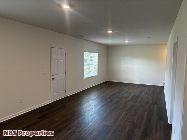 Building Photo - 935 Utopia Ln