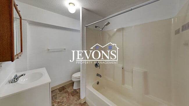 Building Photo - Two-story home in a walkable location, just minutes from Yakima Valley College, featuring long dr...