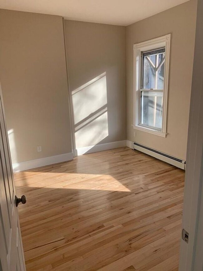 Building Photo - BU 1-bed split(2 Bedroom w/o LR) w/heat