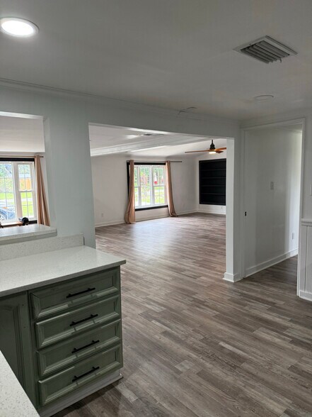 Building Photo - 915 Belleview Cir W