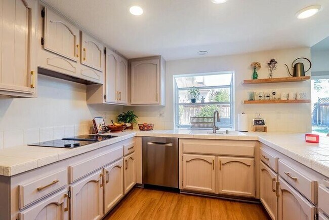 Building Photo - Quiet Cul De Sac Home