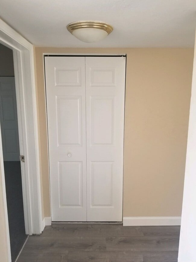 Building Photo - Bartow - One bedroom one bath - Upstairs Unit