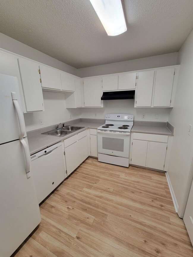 Building Photo - 1100 Greentree Ct