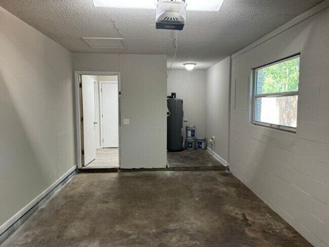 Building Photo - Home For Rent