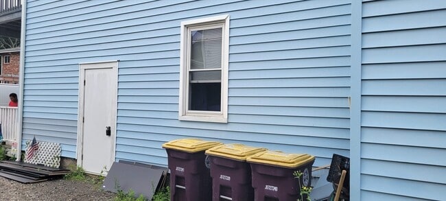 Building Photo - 716 Main St