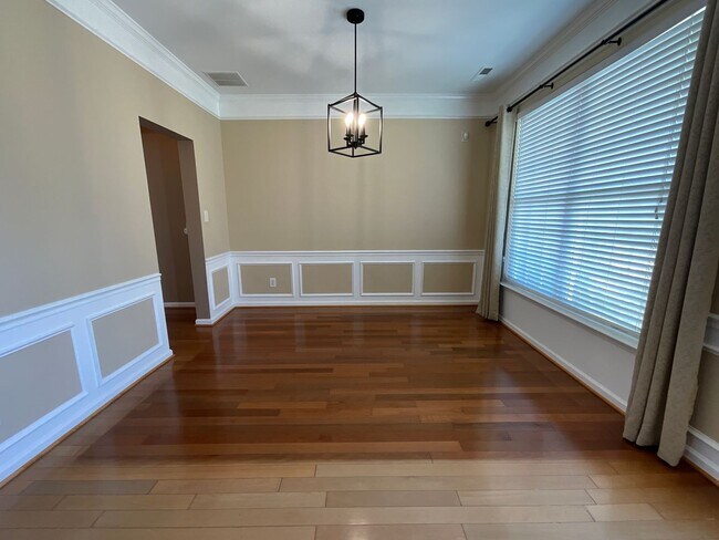 Building Photo - Half Off First Month's rent if you move in by July 31st, Spacious & Elegant 4 BR / 2.5 BA High Po...