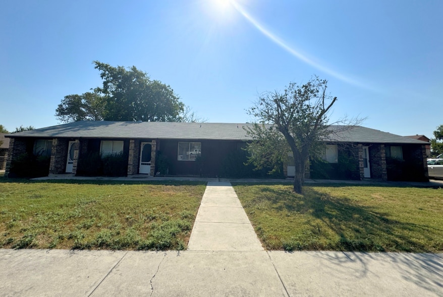 Building Photo - 2211 Cascade Dr