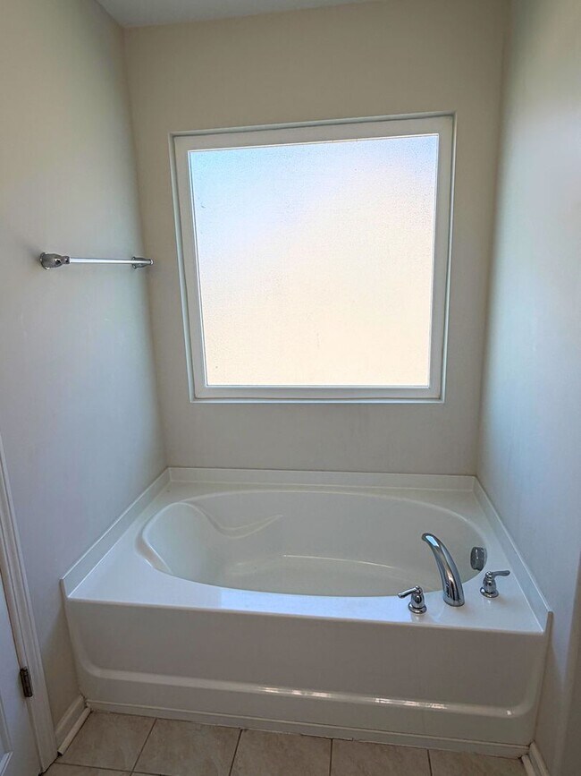 Building Photo - Spacious 5-bedroom, 3-bath home featuring two additional flex rooms!