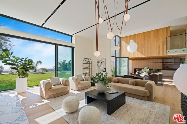 Building Photo - 2501 Banyan Dr