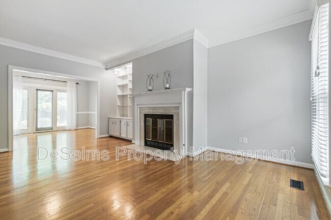 Building Photo - 3011 Woodlawn Dr