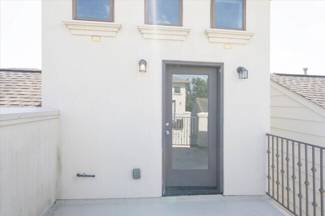 Building Photo - 5648 Larkin St