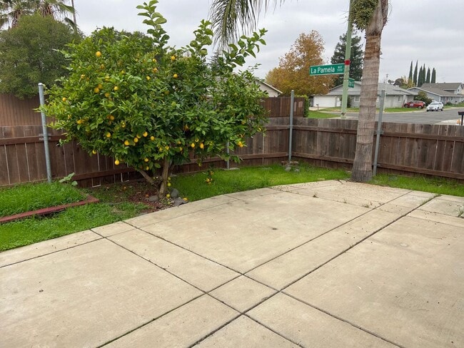 Building Photo - Valley Hi / N. Laguna 2 Bdrm 1 bath half-plex