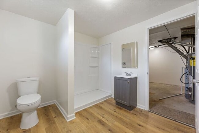 Building Photo - New listing -