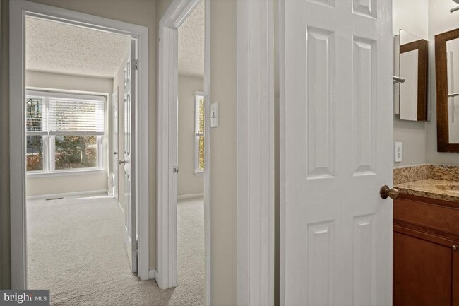 Building Photo - Charming Townhome with Modern Amenities