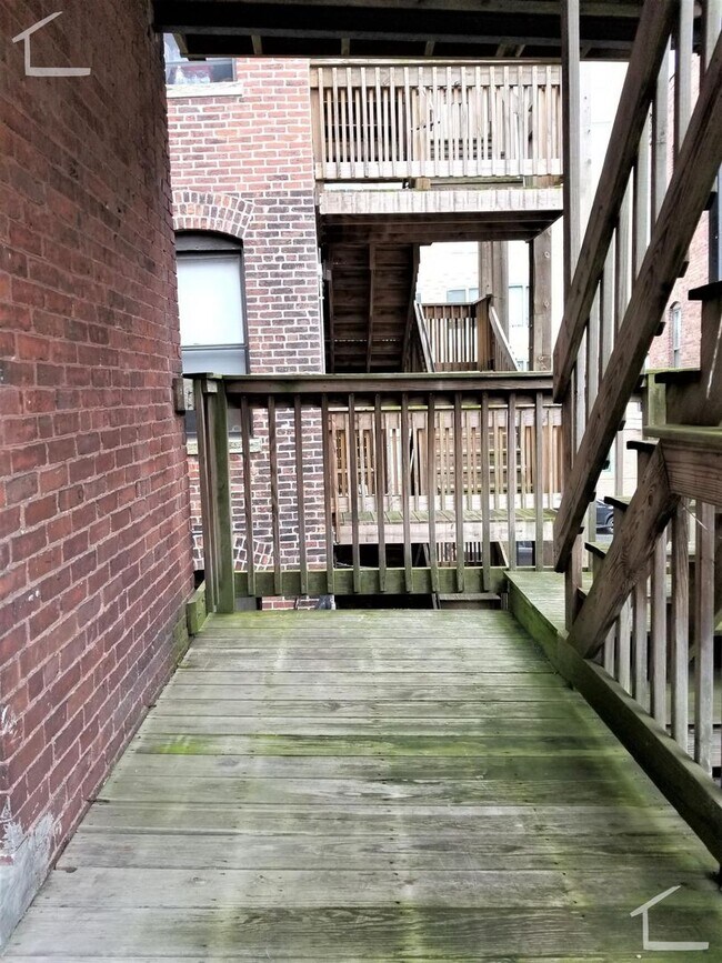 Building Photo - 4Br/1Bth apartment in Boston! Great location! Laundry in UNIT!