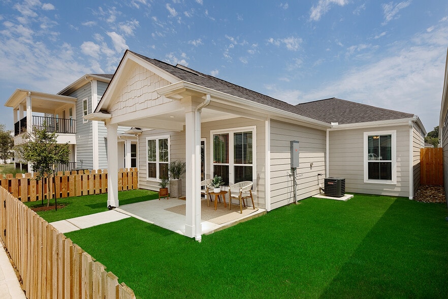 Building Photo - The Cottage Green Tomball