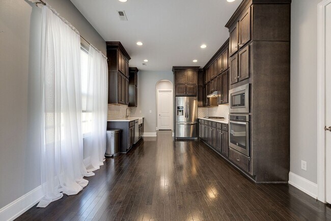Building Photo - **Stunning 3BE/2.5BA home in a stellar nei...