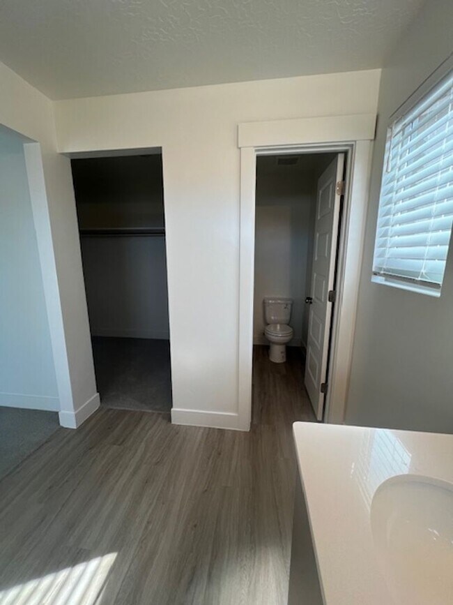 Building Photo - SPACIOUS HOME FOR RENT!