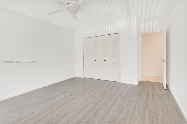 Building Photo - 311 W Laurel Dr