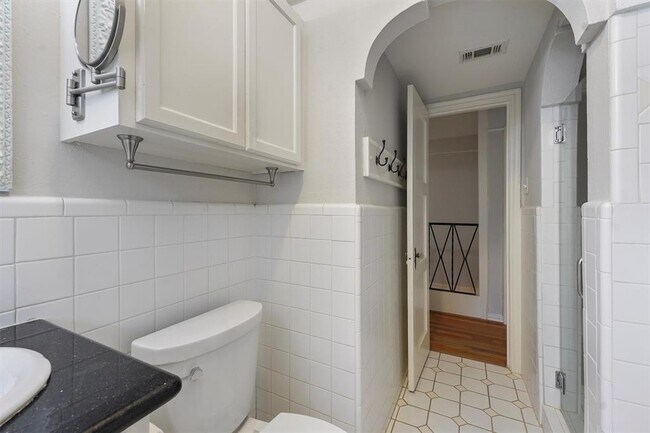 Building Photo - 3126 Wroxton Rd