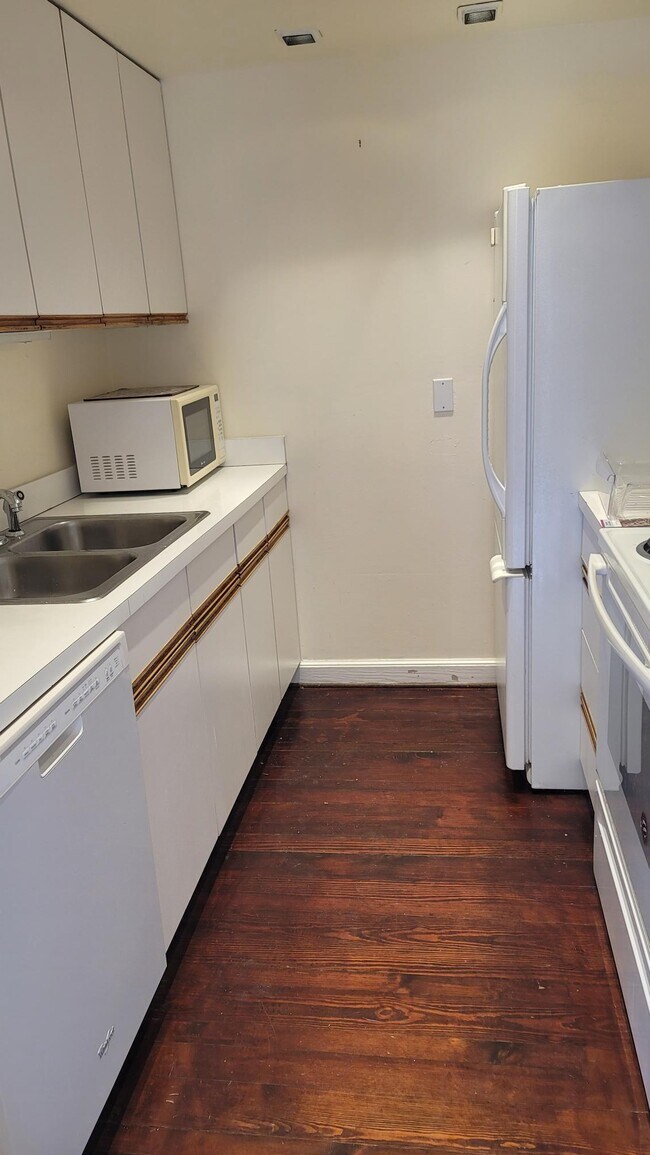 Kitchen - 164 5th St NE