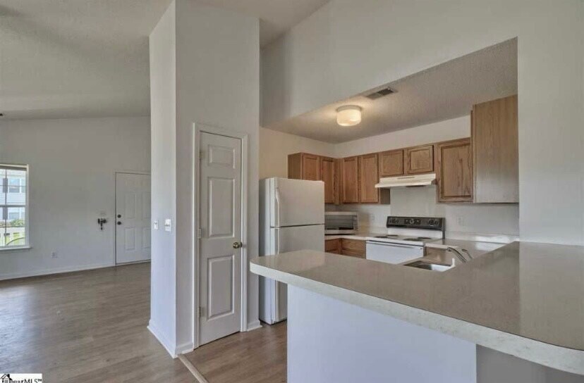 Building Photo - 210 Seven Pines Ct