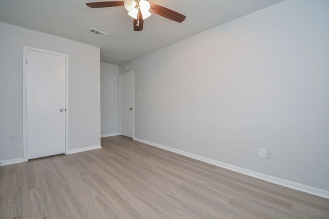 Building Photo - Perfect Townhouse ready for you!