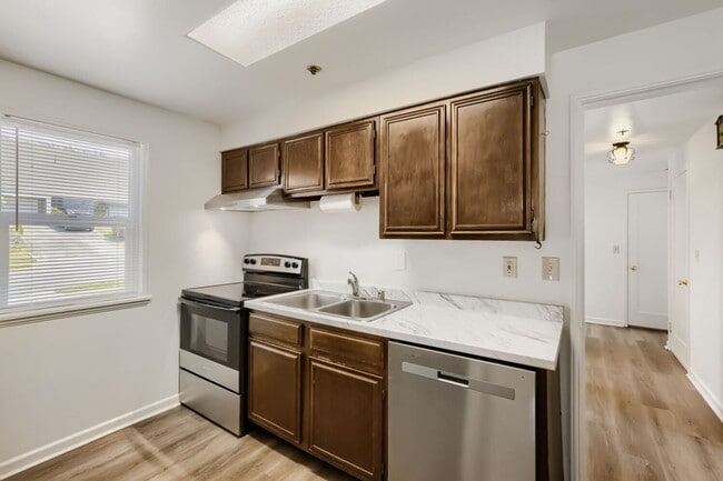 Building Photo - Recently Updated 3 Bed 2 Bath Seattle Home w/ Attached Garage!