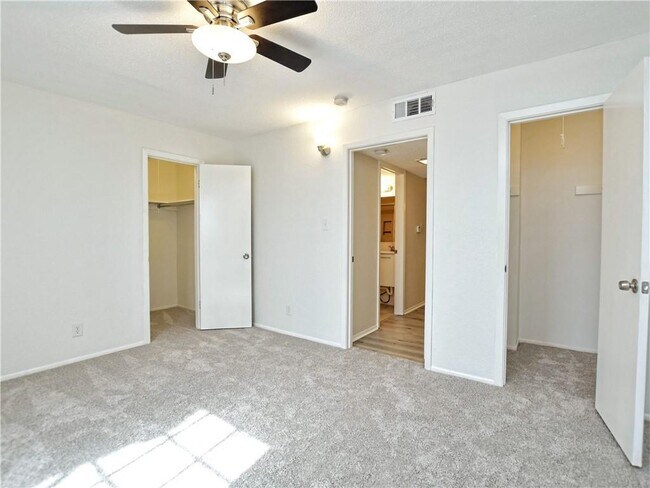 Building Photo - 2425 Ashdale Dr