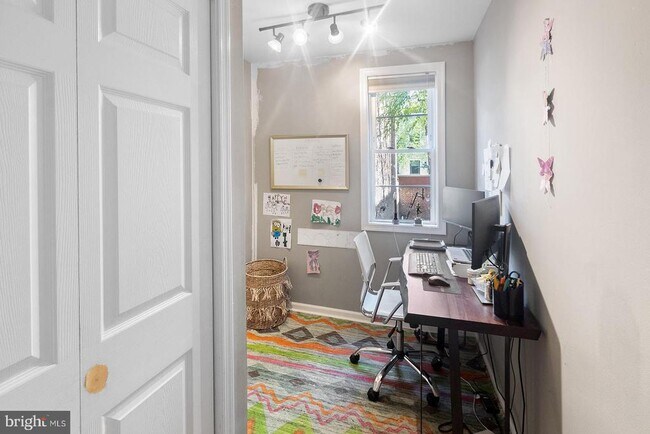 Building Photo - 213 Montrose St