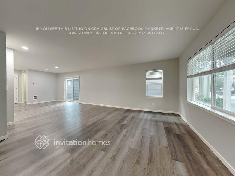 Building Photo - 3651 London Loop NE