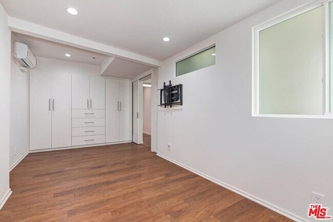 Building Photo - 609 N Doheny Dr