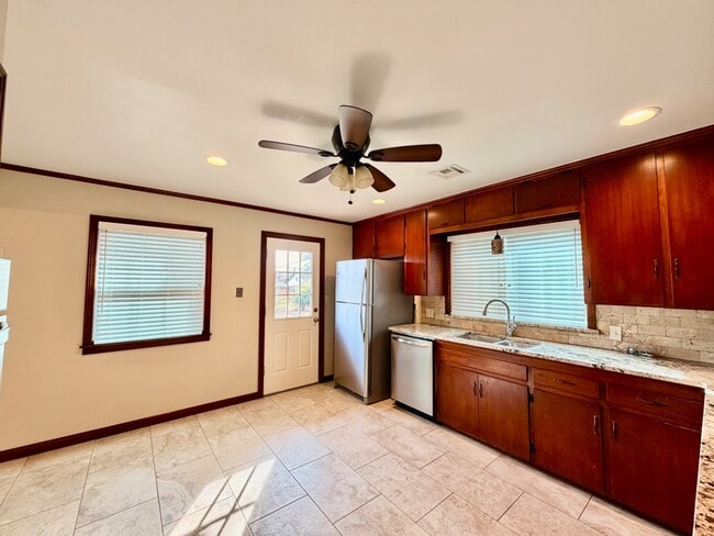 Building Photo - 4828 E 25th Pl