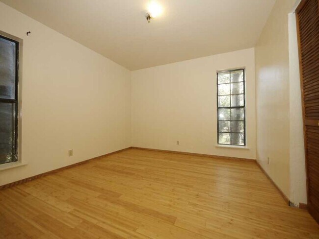 Building Photo - 703 Deer Ln