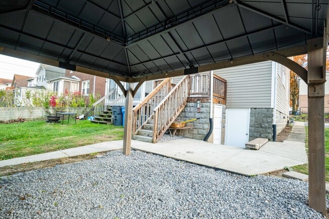 Building Photo - SCORE 1ST MONTH'S RENT FREE IF SIGNED BY FEB 6! Gorgeous 3 bedroom home in Scott Township availab...