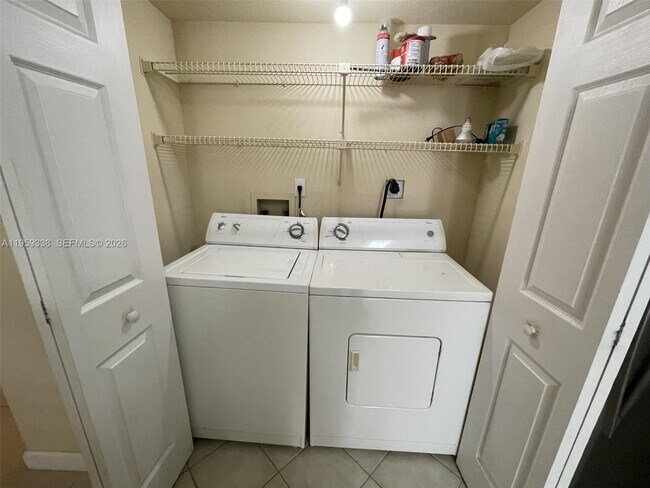 Building Photo - 977 Riverside Dr