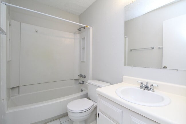 Building Photo - Brookside Townhome with Downstairs Bedroom, Updated Kitchen, and Access to Pool & Tennis