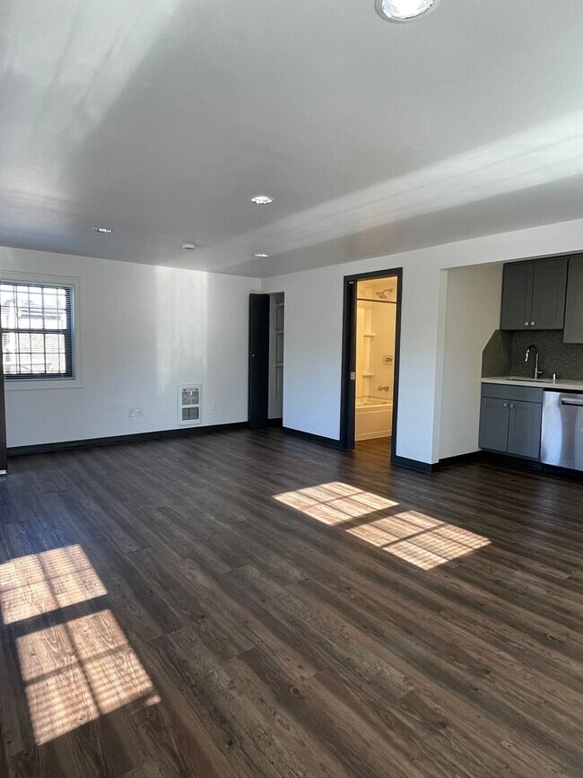 Building Photo - 2110 NE 65th St