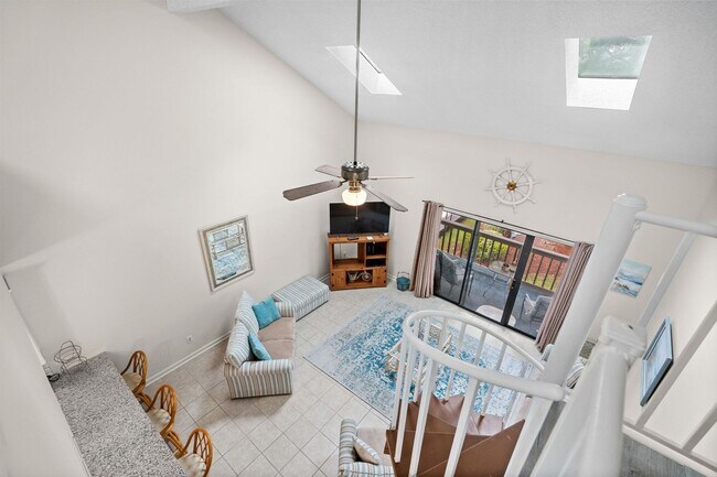 Building Photo - Long Term Furnished Top Floor Condo - 2 bed/2bath with Community Pool