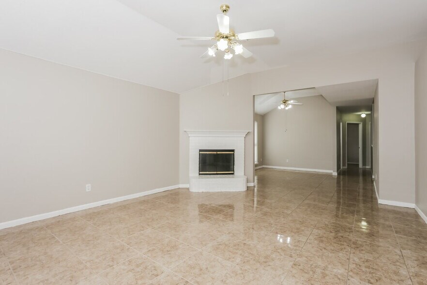 Building Photo - 736 W Colony Dr