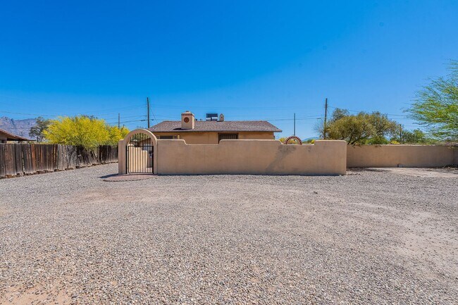 Building Photo - Spacious 4 bed 2 bath