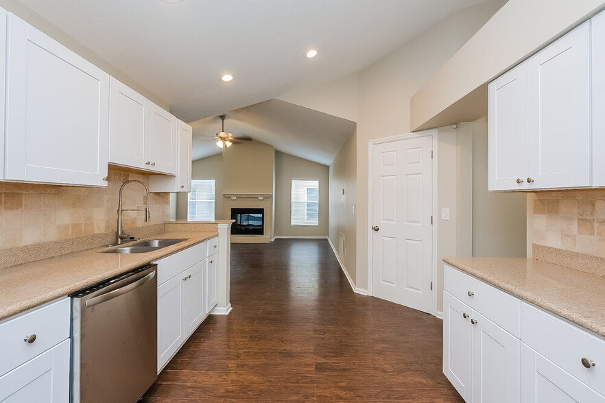 Building Photo - 4551 Oak River Cir