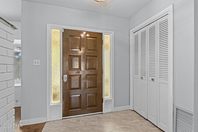 Building Photo - 136 Colina Cir