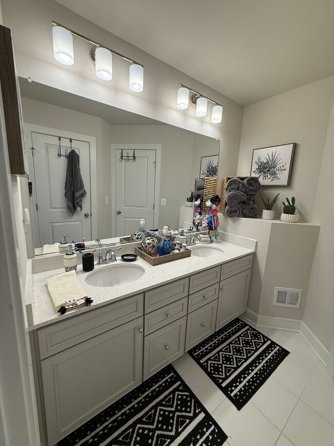 Building Photo - Gorgeous Potomac Shores End Unit Townhome