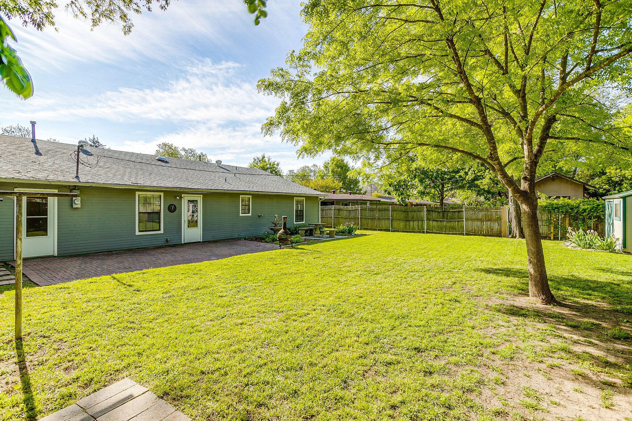 Building Photo - 1104 Sproles Dr