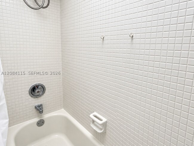 Building Photo - 3720 Inverrary Dr