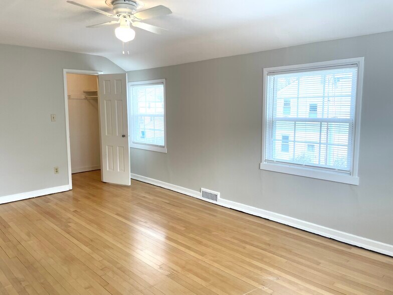 Building Photo - 5211 N Diversey Blvd